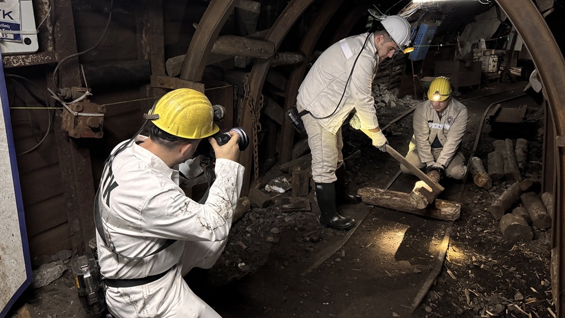 Madencilerin "kara elmas" mesaisi, fotoğraf karelerinde ölümsüzleşiyor