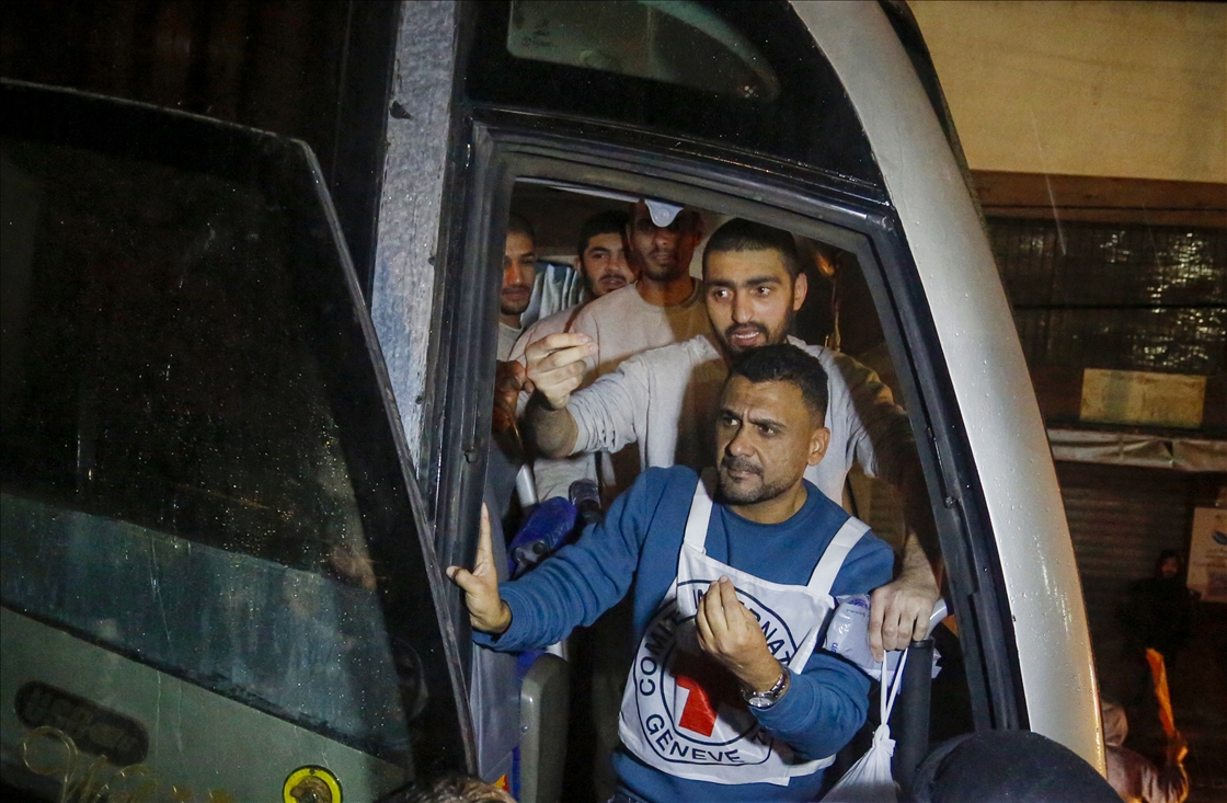 غزة.. إسرائيل تفرج عن 10 أسرى فلسطينيين ونقلهم لمستشفى