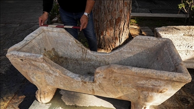 Romalı seçkinlerin kullandığı mermer küvet çeşme yalağına çevrilmiş