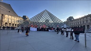 Louvre Müzesi çalışanları greve gitti