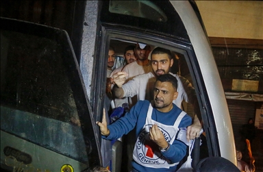 غزة.. إسرائيل تفرج عن 10 أسرى فلسطينيين ونقلهم لمستشفى