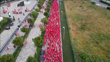 بالزي الأحمر.. مكسيكو سيتي تحتضن "سباق بابا نويل"