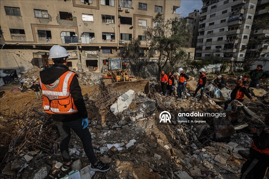 İsrail saldırıları sonucu hayatını kaybeden Filistinlilerin cenazelerini arama çalışmaları devam ediyor