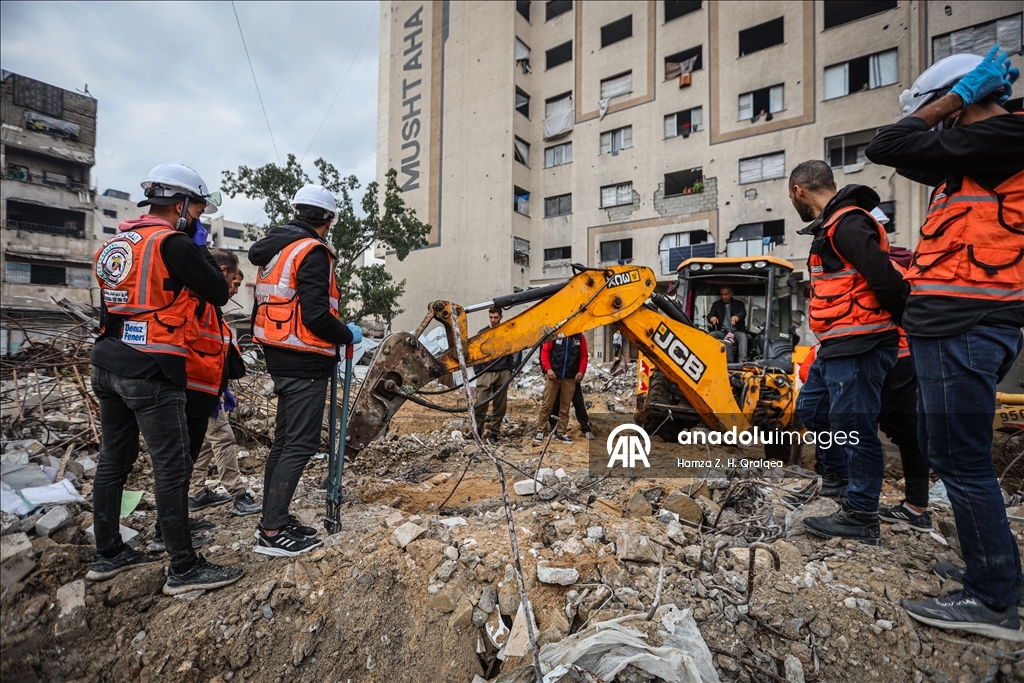 İsrail saldırıları sonucu hayatını kaybeden Filistinlilerin cenazelerini arama çalışmaları devam ediyor