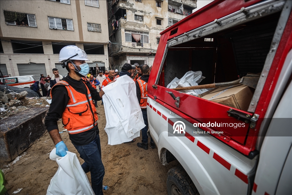 İsrail saldırıları sonucu hayatını kaybeden Filistinlilerin cenazelerini arama çalışmaları devam ediyor