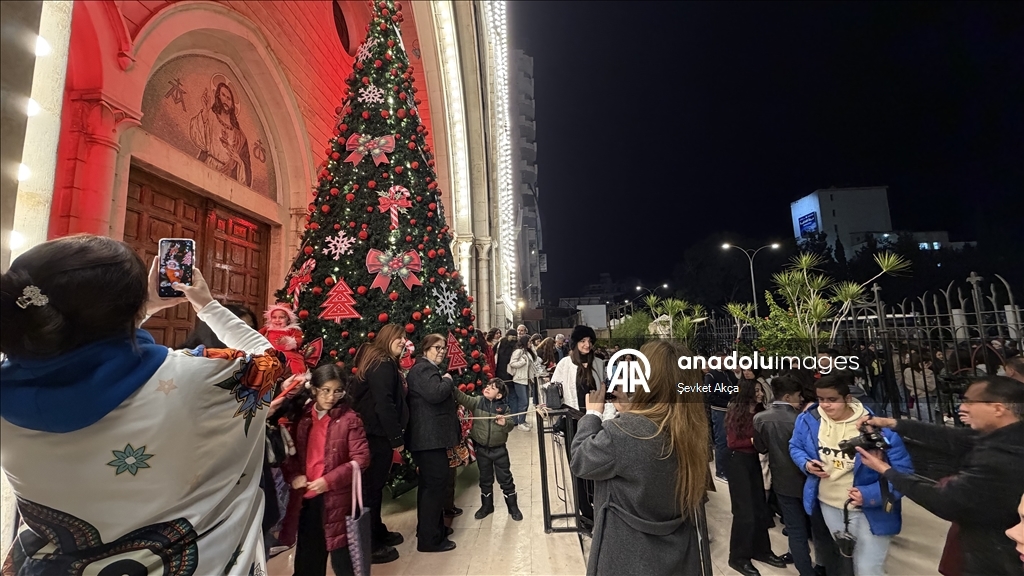 سوريا.. إضاءة شجرة الميلاد في كنيسة اللاتين باللاذقية