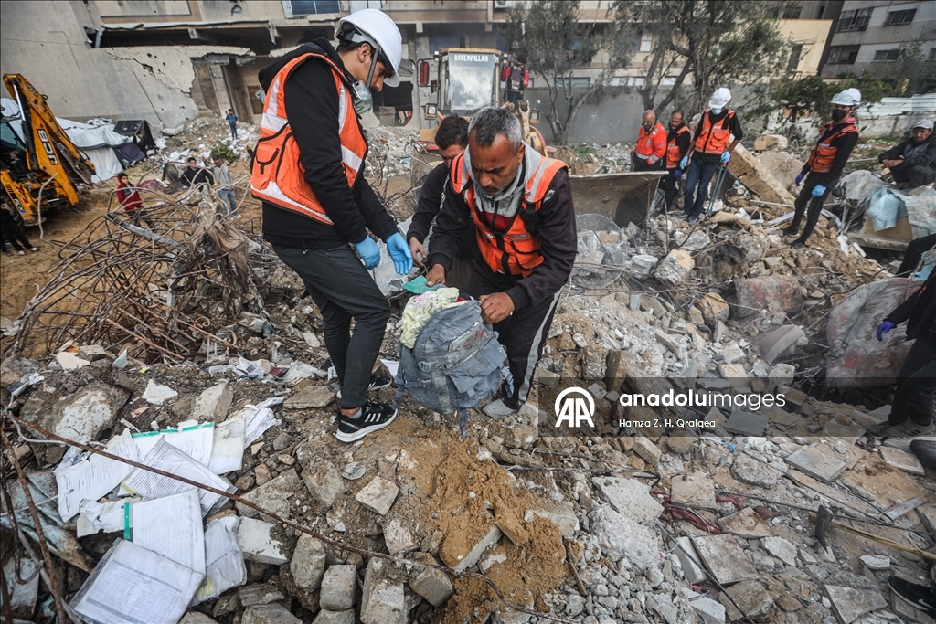 İsrail saldırıları sonucu hayatını kaybeden Filistinlilerin cenazelerini arama çalışmaları devam ediyor