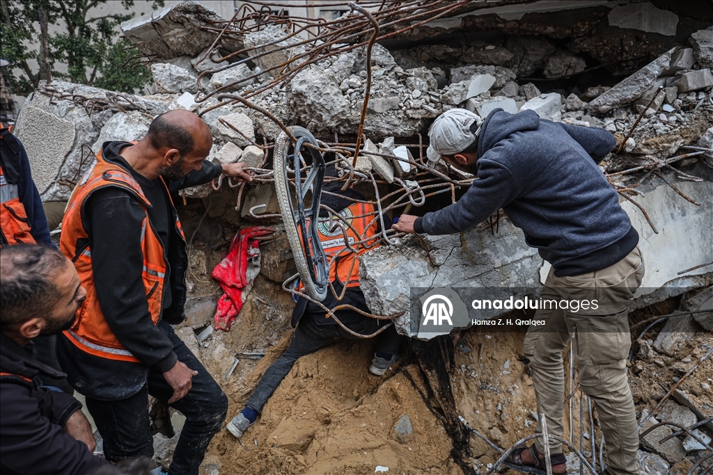 İsrail saldırıları sonucu hayatını kaybeden Filistinlilerin cenazelerini arama çalışmaları devam ediyor