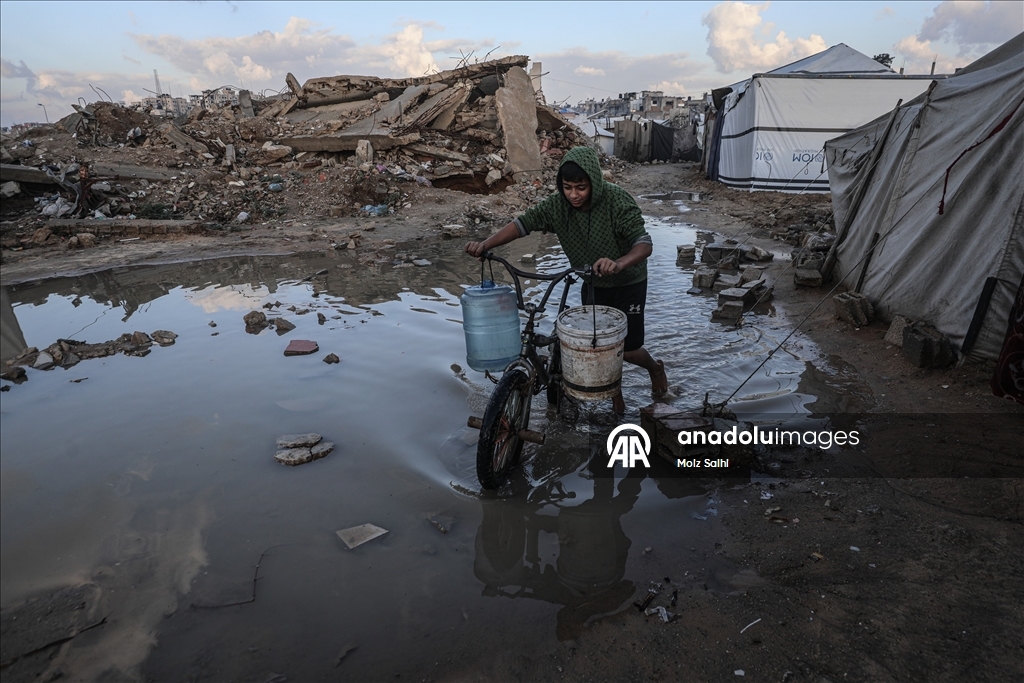 Şiddetli yağış nedeniyle Gazze Şeridi'nde çadırlar su altında kaldı