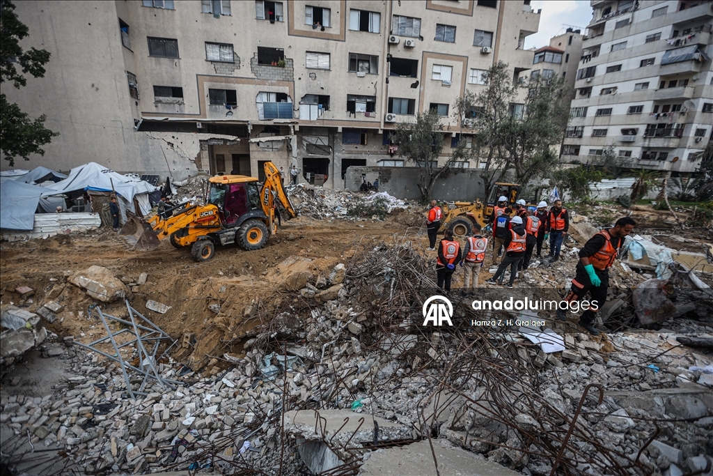 İsrail saldırıları sonucu hayatını kaybeden Filistinlilerin cenazelerini arama çalışmaları devam ediyor