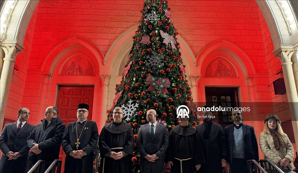 سوريا.. إضاءة شجرة الميلاد في كنيسة اللاتين باللاذقية