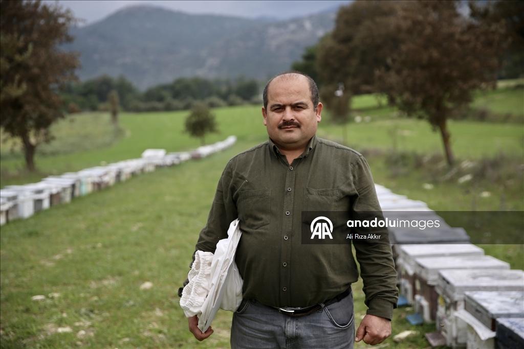Seydikemerli genç baba mesleği arıcılığı sürdürmek için çalışıyor