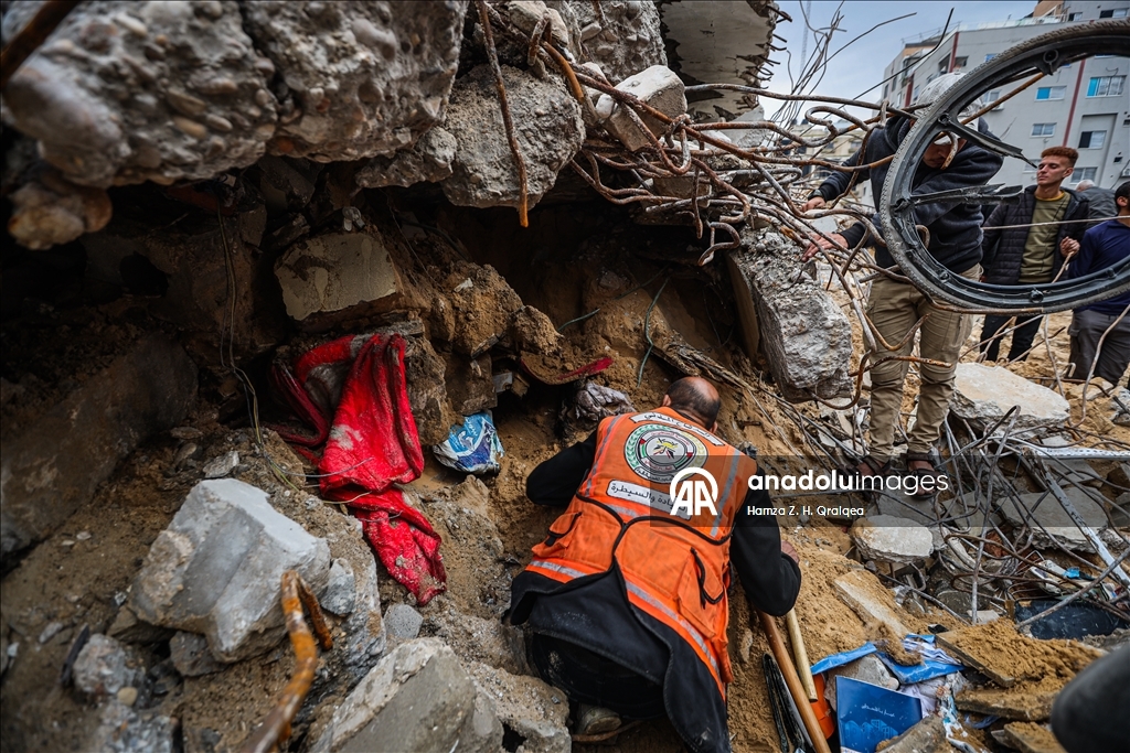 İsrail saldırıları sonucu hayatını kaybeden Filistinlilerin cenazelerini arama çalışmaları devam ediyor