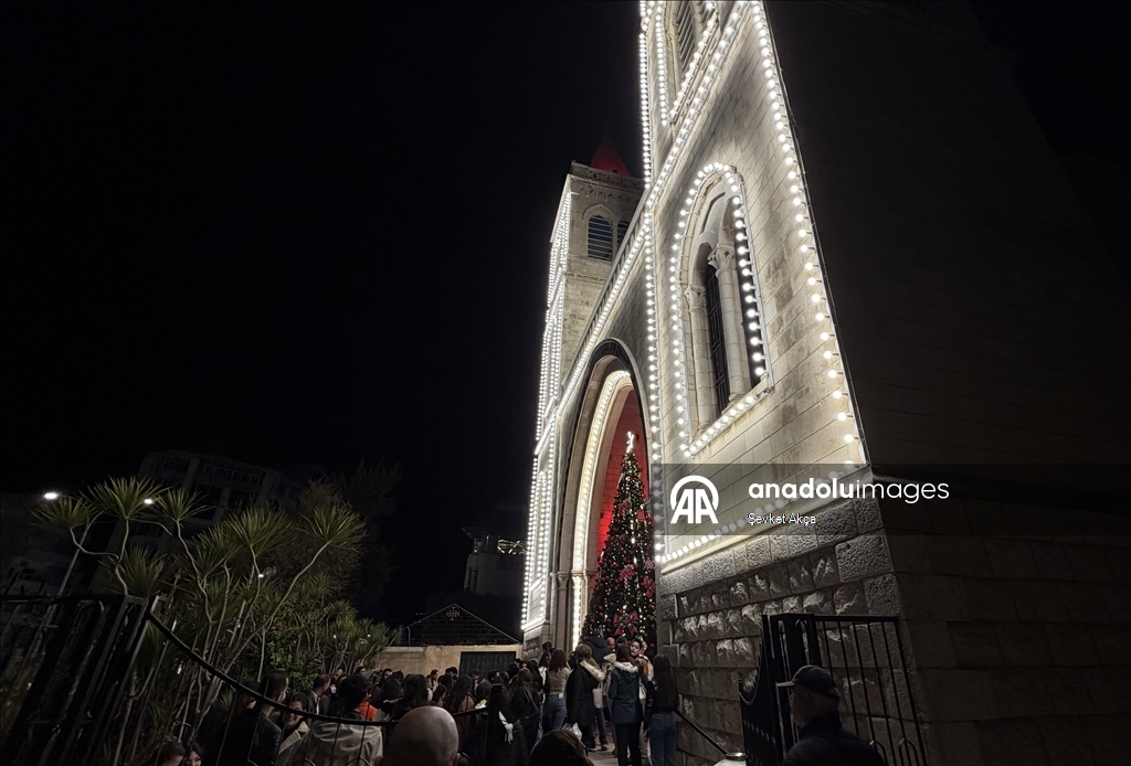 سوريا.. إضاءة شجرة الميلاد في كنيسة اللاتين باللاذقية