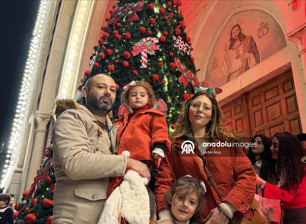 سوريا.. إضاءة شجرة الميلاد في كنيسة اللاتين باللاذقية