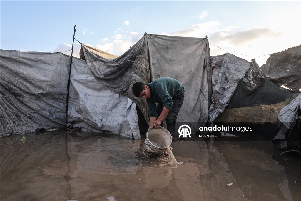 Şiddetli yağış nedeniyle Gazze Şeridi'nde çadırlar su altında kaldı