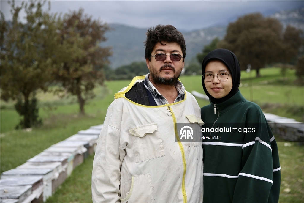 Seydikemerli genç baba mesleği arıcılığı sürdürmek için çalışıyor