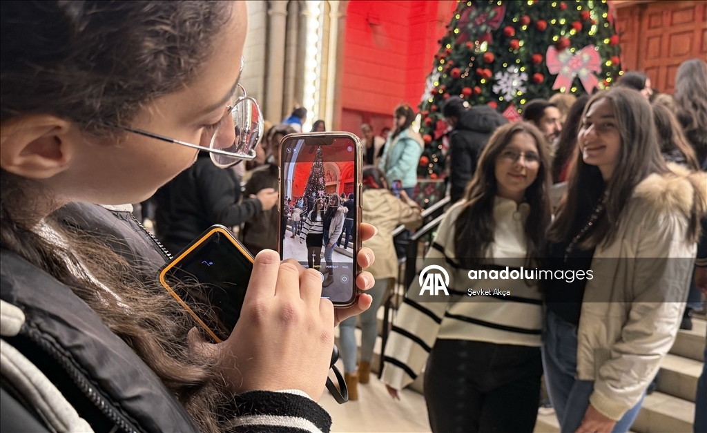 سوريا.. إضاءة شجرة الميلاد في كنيسة اللاتين باللاذقية