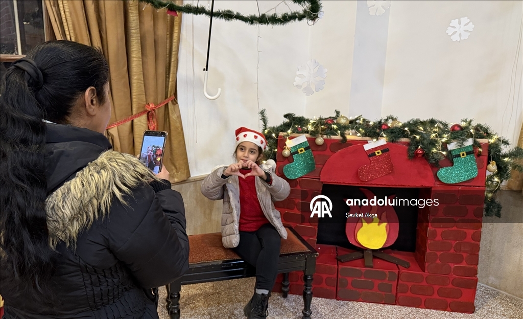 سوريا.. إضاءة شجرة الميلاد في كنيسة اللاتين باللاذقية