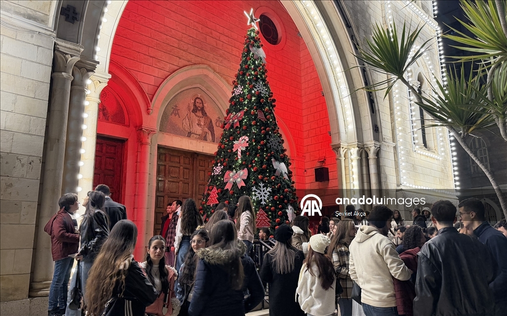 سوريا.. إضاءة شجرة الميلاد في كنيسة اللاتين باللاذقية