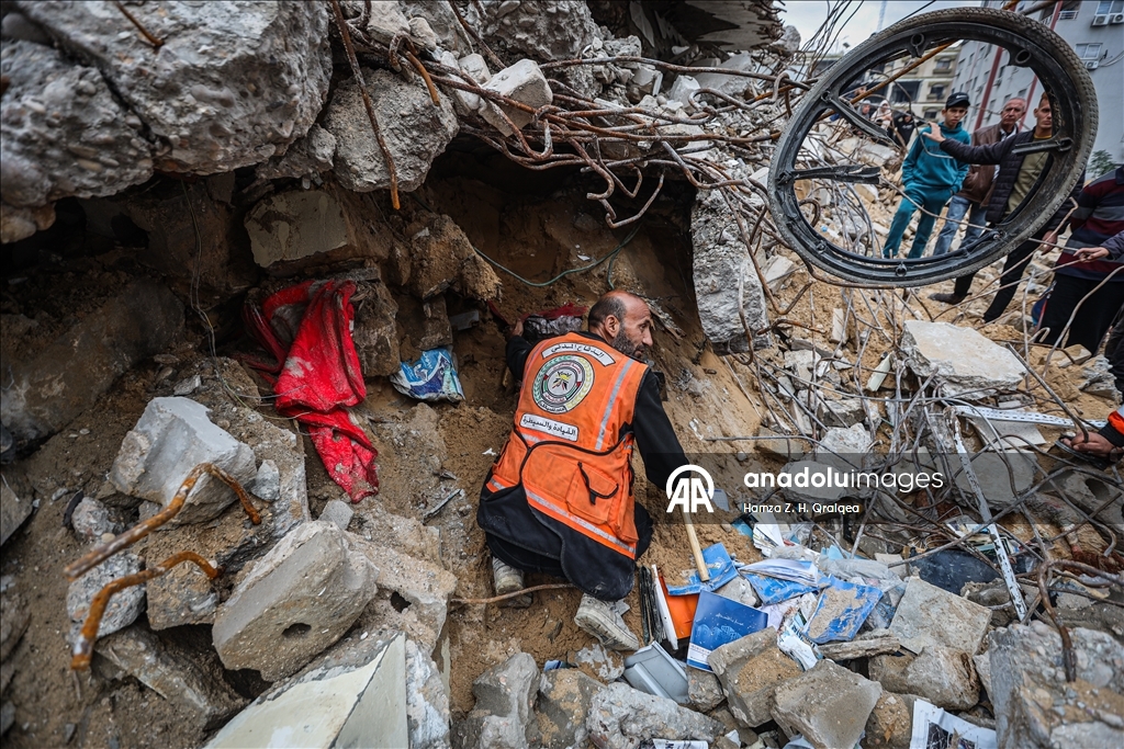 İsrail saldırıları sonucu hayatını kaybeden Filistinlilerin cenazelerini arama çalışmaları devam ediyor