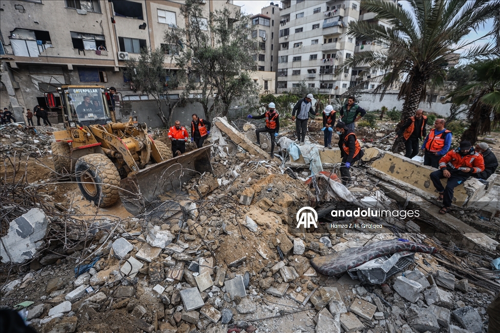 İsrail saldırıları sonucu hayatını kaybeden Filistinlilerin cenazelerini arama çalışmaları devam ediyor