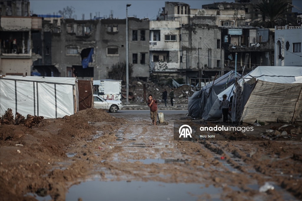 Şiddetli yağış nedeniyle Gazze Şeridi'nde çadırlar su altında kaldı