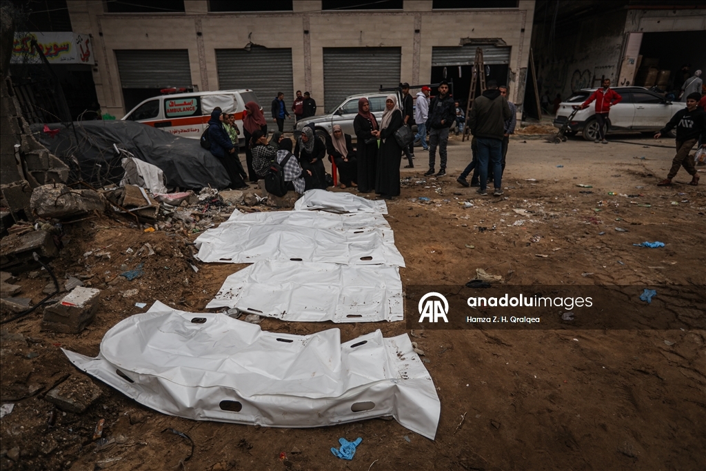 İsrail saldırıları sonucu hayatını kaybeden Filistinlilerin cenazelerini arama çalışmaları devam ediyor