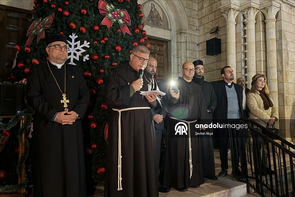 سوريا.. إضاءة شجرة الميلاد في كنيسة اللاتين باللاذقية