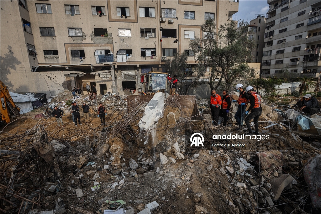 İsrail saldırıları sonucu hayatını kaybeden Filistinlilerin cenazelerini arama çalışmaları devam ediyor