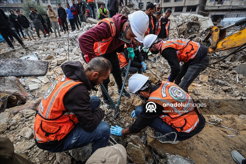İsrail saldırıları sonucu hayatını kaybeden Filistinlilerin cenazelerini arama çalışmaları devam ediyor