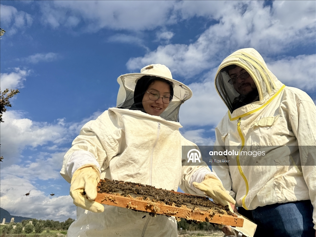 Seydikemerli genç baba mesleği arıcılığı sürdürmek için çalışıyor