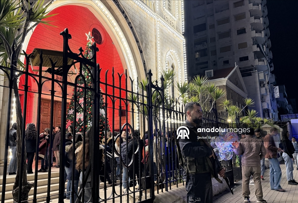 سوريا.. إضاءة شجرة الميلاد في كنيسة اللاتين باللاذقية