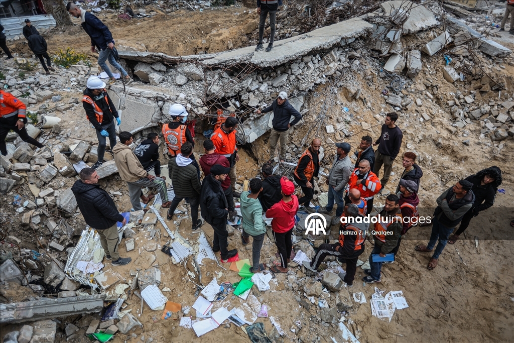 İsrail saldırıları sonucu hayatını kaybeden Filistinlilerin cenazelerini arama çalışmaları devam ediyor