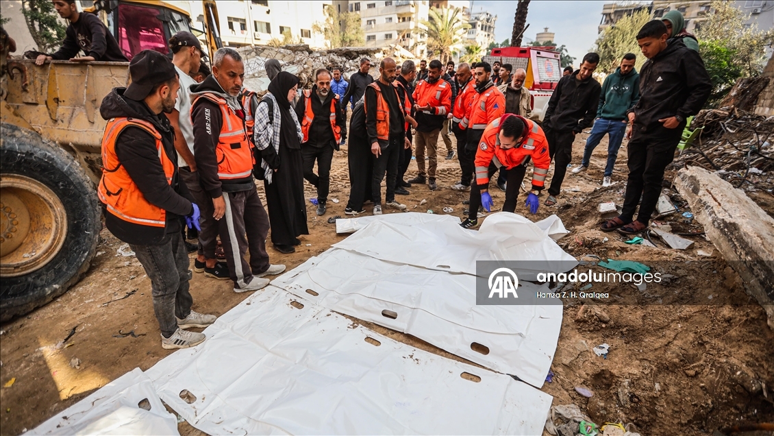 İsrail saldırıları sonucu hayatını kaybeden Filistinlilerin cenazelerini arama çalışmaları devam ediyor