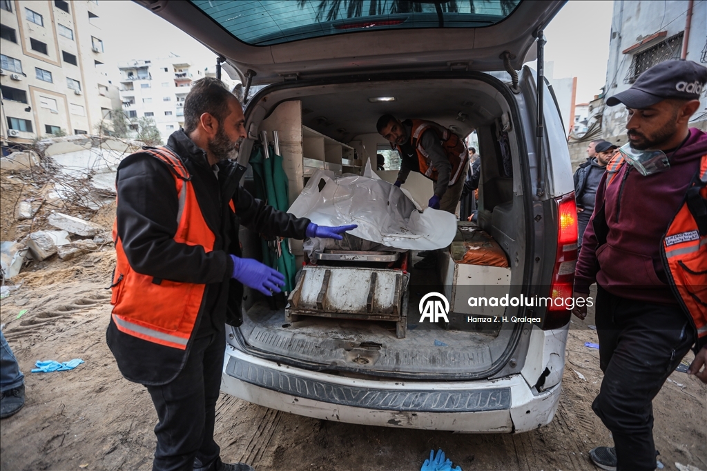 İsrail saldırıları sonucu hayatını kaybeden Filistinlilerin cenazelerini arama çalışmaları devam ediyor