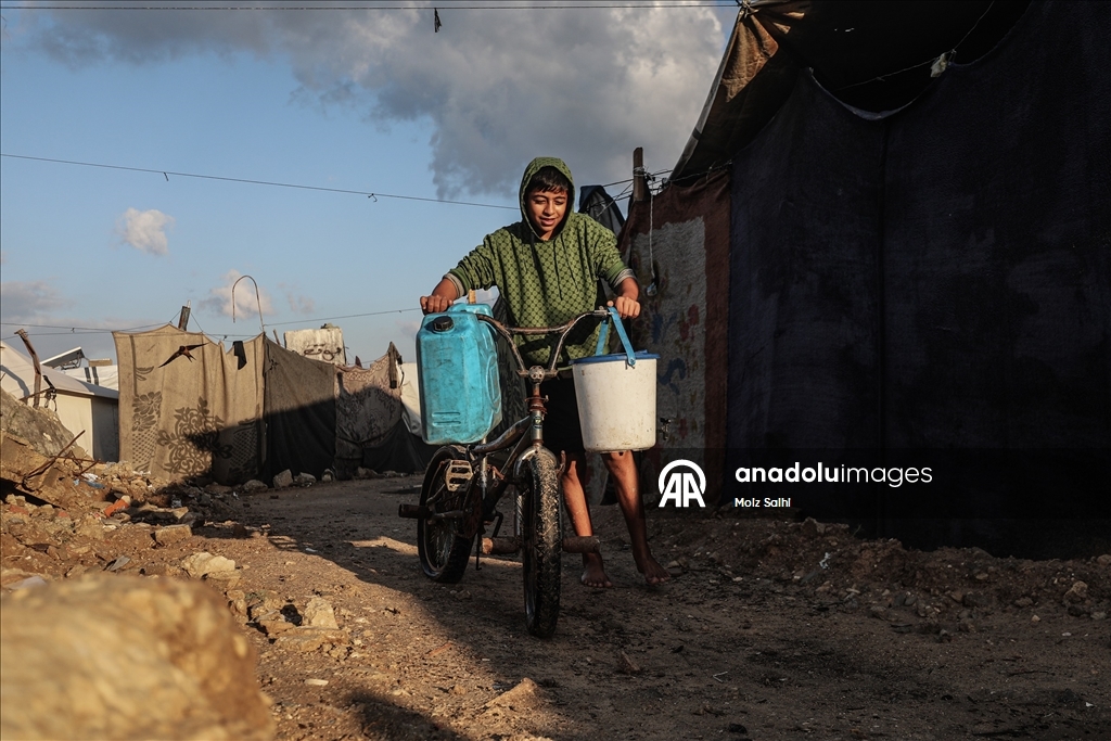 Şiddetli yağış nedeniyle Gazze Şeridi'nde çadırlar su altında kaldı