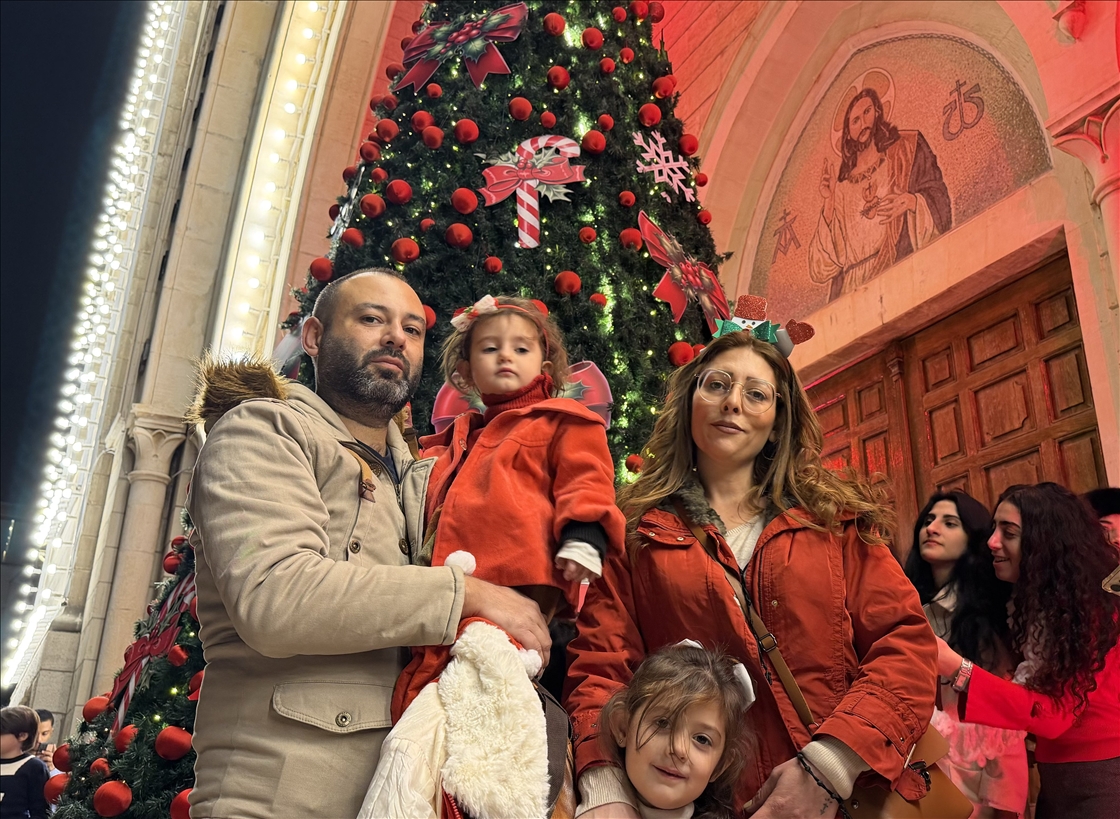 سوريا.. إضاءة شجرة الميلاد في كنيسة اللاتين باللاذقية