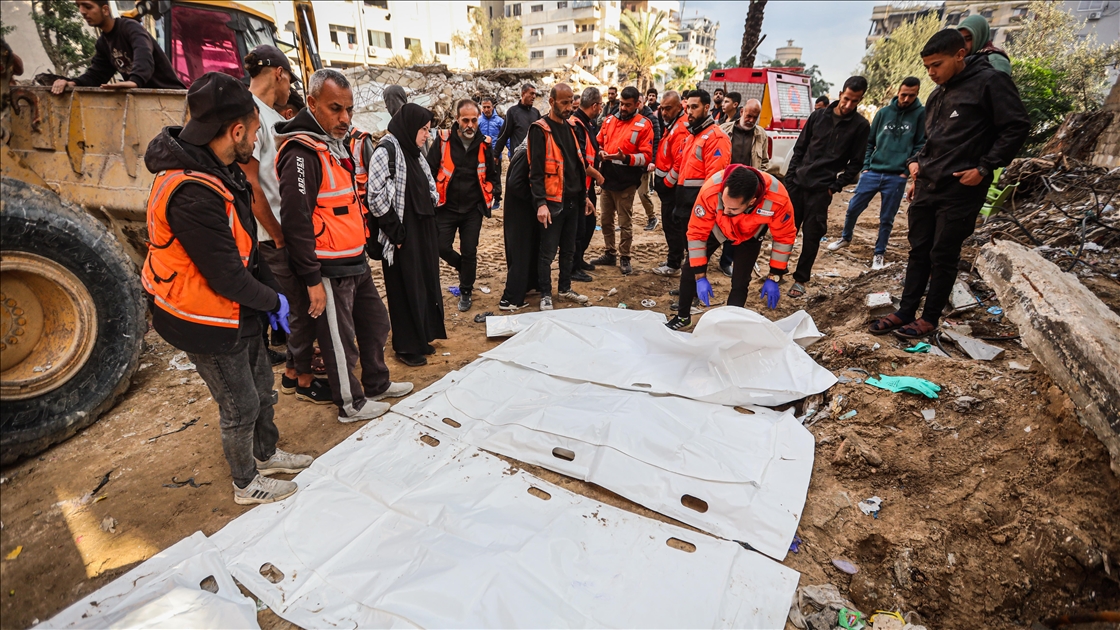 İsrail saldırıları sonucu hayatını kaybeden Filistinlilerin cenazelerini arama çalışmaları devam ediyor