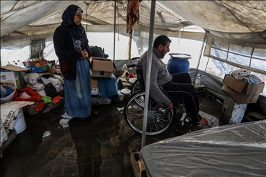 Проливные дожди в Хан-Юнусе затопили палатку семьи палестинца с инвалидностью