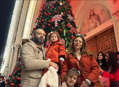 سوريا.. إضاءة شجرة الميلاد في كنيسة اللاتين باللاذقية