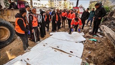 İsrail saldırıları sonucu hayatını kaybeden Filistinlilerin cenazelerini arama çalışmaları devam ediyor