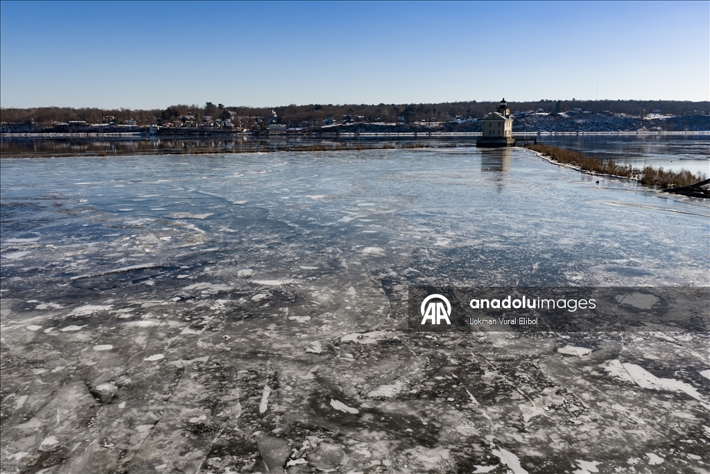 В Кингстоне река Гудзон покрылась льдом из-за сильных морозов