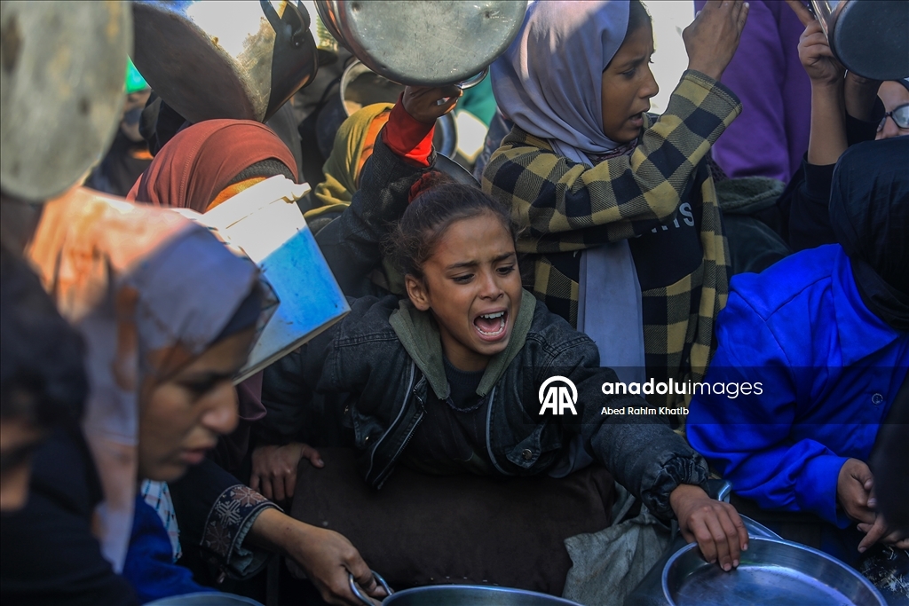 Gazze’de yerinden edilenler için sıcak yemek dağıtımı sürüyor