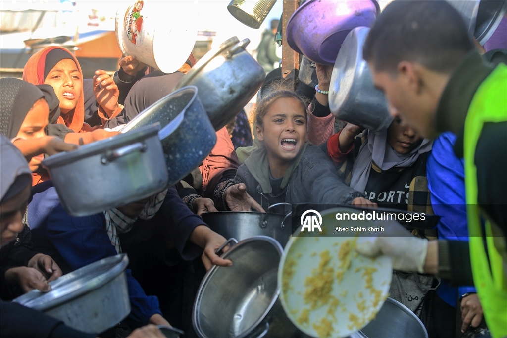 Gazze’de yerinden edilenler için sıcak yemek dağıtımı sürüyor