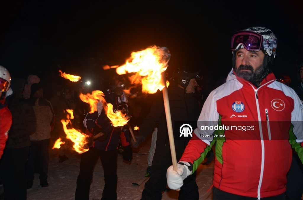 صاري قامش التركية.. افتتاح موسم التزلج بعرض بالمشاعل