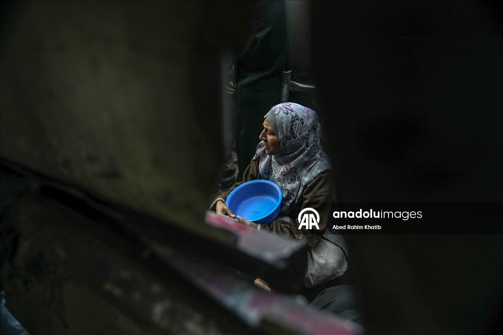 Gazze’de yerinden edilenler için sıcak yemek dağıtımı sürüyor