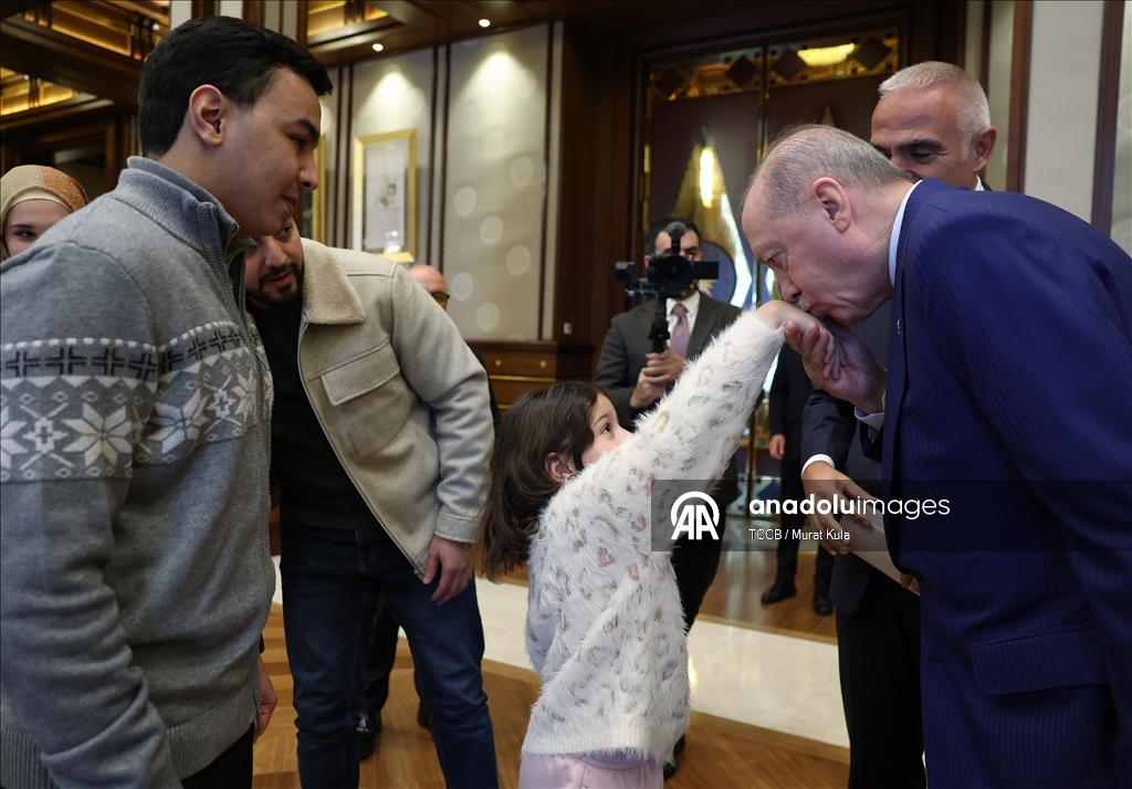 أردوغان يستقبل أسرة الطفلة "هند رجب" التي قتلتها إسرائيل