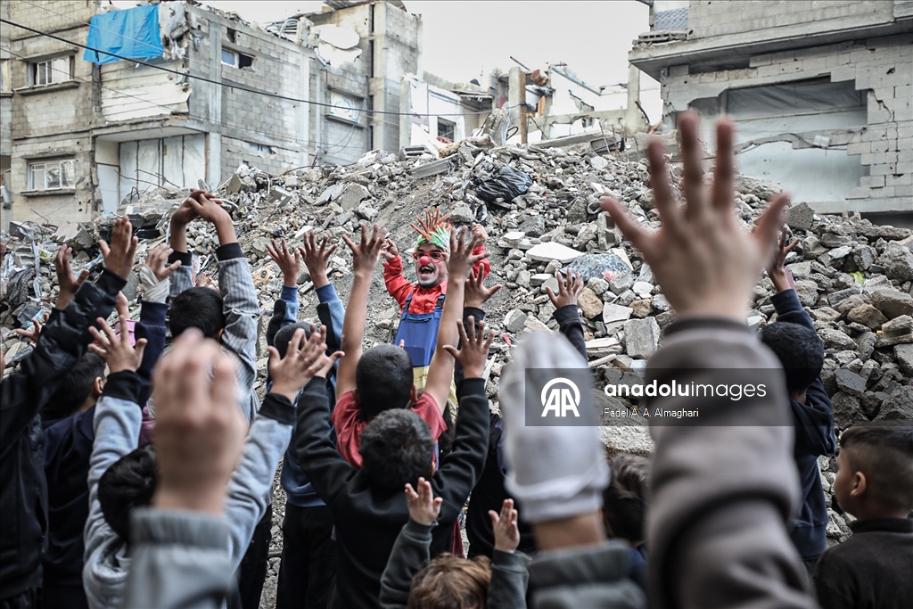 مهرّج مكلوم.. أبو سكر يرسم البسمة على وجوه أطفال غزة