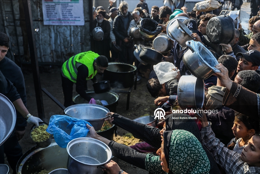 Gazze’de yerinden edilenler için sıcak yemek dağıtımı sürüyor